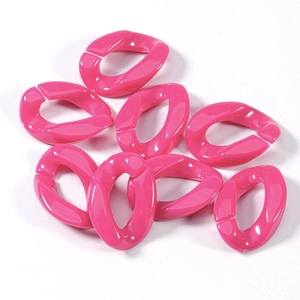 Detalle macro de eslabones de cadena de acrílico rosa brillante para accesorios de joyería