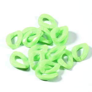 Primer plano de eslabones de cadena de acrílico verde claro para joyería artesanal