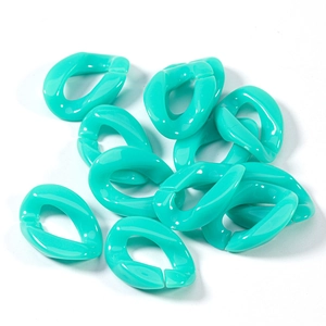 Primer plano de eslabones de acrílico azul macarrón para crear joyas y cadenas