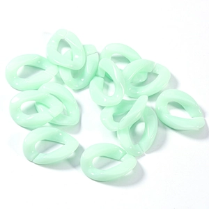 Detalle de eslabones de cadena de acrílico verde menta para hacer joyas personalizadas