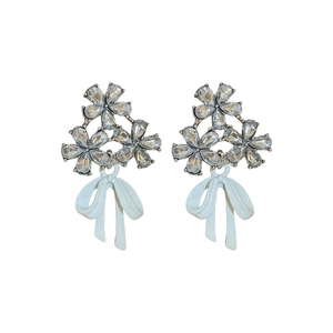 Elegantes pendientes con flores de cristal y lazos blancos de esmalte para mujer.