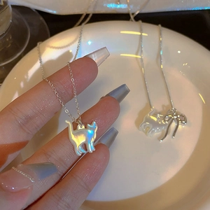 Collier pendentif chat en nacre irisée avec une chaîne en argent délicate et fine