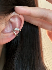 Λεπτομέρεια από ασημί σκουλαρίκι ear cuff διπλού επιπέδου με λαμπερά ζιργκόν