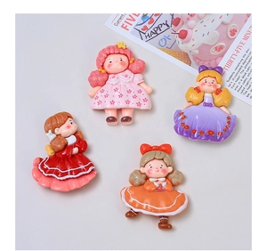 Vista piatta di figurine di ragazze in resina colorata per artigianato fai-da-te e decorazioni