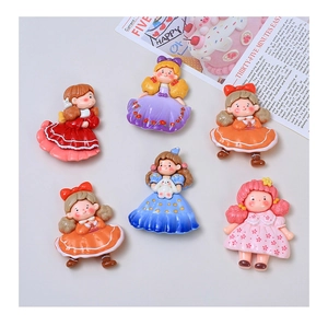 Dettaglio di statuette di principesse in resina colorata per decorazioni fai-da-te