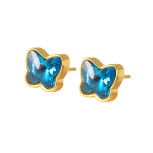 Dettaglio ravvicinato di orecchini a farfalla blu in acciaio al titanio con cristalli lucenti