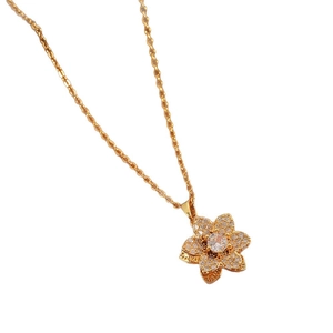 Elegante vergoldete Halskette aus Edelstahl mit einem funkelnden Kristall-Blumenanhänger.