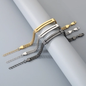 Detailansicht von drei Herrenarmbändern aus Edelstahl in Gold, Silber und Schwarz.