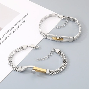 Detailansicht eines Armbands aus Edelstahl mit geometrischen gold-silbernen Kettengliedern.