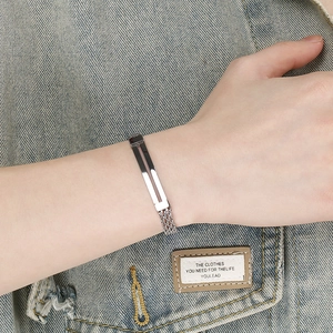 Nahaufnahme eines Vintage-Armbandes aus Edelstahl mit Netzgeflecht an einem Handgelenk