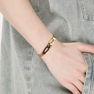 Detailaufnahme eines goldenen Edelstahl-Mesh-Armbands mit markantem U-Link-Verschluss