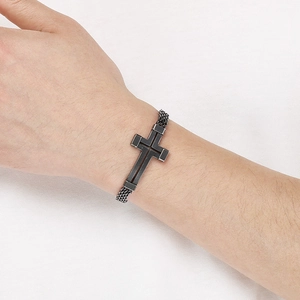 Detaillierte Nahaufnahme des schwarzen Herren-Edelstahl-Armbands mit Kreuz und Mesh