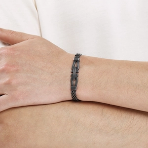 Detailansicht eines antiken silbernen Edelstahl-Kuba-Kettenarmbands mit Hufeisenglied