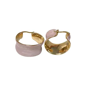 Eleganti orecchini a cerchio larghi placcati oro 18k con smalto rosa marmorizzato