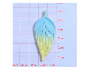 Detailansicht eines Blatt-Anhängers aus Harz mit blau-gelbem Farbverlauf und Blattadern