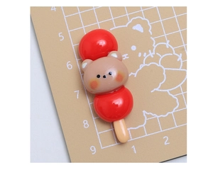 Vista macro di ciondoli dango in resina da 3,5cm con testa di orso per fai-da-te