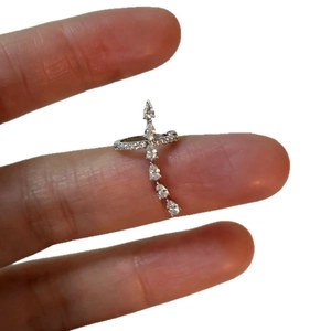 Eleganter silberfarbener Ohrmanschette mit birnenförmigen Zirkonia-Steinen für Damen