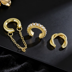 Detailansicht von 3-teiliges goldenes C-förmiges Ohrmanschetten-Set mit Strass und Kette.