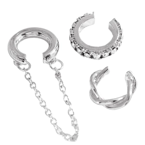 Detalle de tres pendientes de clip plateados con cadena y piedras de circonita brillantes