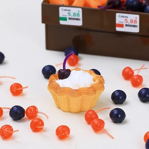 Mini crostata artificiale con crema bianca e ciliegia viola per artigianato