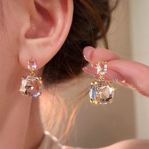 Orecchini a Bottone in Ottone Placcato Oro 18K con Zirconia e Perno in Argento Sterling 925 Quadrati Gioielli di Lusso per Donna