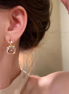 Vista dettagliata di eleganti orecchini pendenti in zircone placcati in oro 18 carati