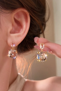 Dettaglio ravvicinato di eleganti orecchini in zirconia placcati oro 18 carati