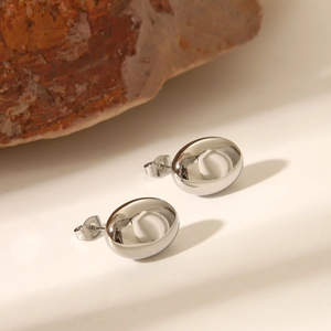 Vue détaillée de boucles d'oreilles clous en acier inoxydable poli en forme de haricot