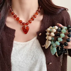 Bohemian Perlenhalskette mit Herzanhänger und eleganten Goldakzenten für einen stilvollen Look