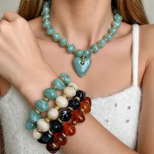Vintage-Schmuckset aus Acryl mit Herzanhänger-Halskette und bunten Perlenarmbändern
