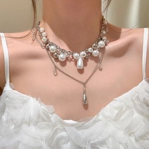 Dettaglio di una collana di perle francese a più strati con eleganti pendenti a goccia.