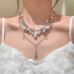 Elegante collana di perle francese multistrato con perle d'argento e ciondoli a goccia