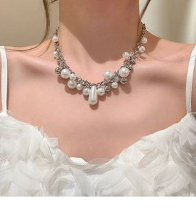 Primo piano di un'elegante collana di perle in stile francese con dettagli in argento