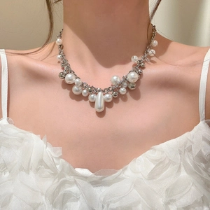 Primo piano di un'elegante collana di perle multistrato francese con pendente a goccia