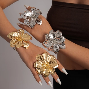 Statement Metallic Pleated Flower Bangle Bracelet Ring Set Exaggerated Fashion Jewelry For Women Elegant Gold Silver Tones Party Accessories