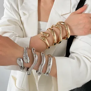 Bracelet en Métal Torsadé Irrégulier pour Femmes Mode Européenne Style Ins Poli Martelé Bracelet Jonc Cadeau Bijoux de Haute Qualité