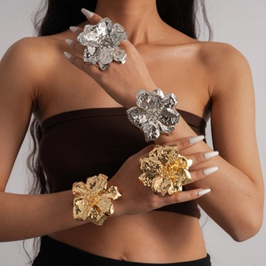 Exaggerated metallic pleated flower rings and bracelets set in gold and silver finish