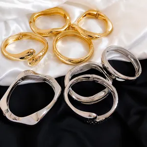 Élégants bracelets en métal torsadé irrégulier or et argent au design minimaliste chic.