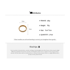 Vue détaillée montrant les dimensions et le matériau du bracelet en métal irrégulier
