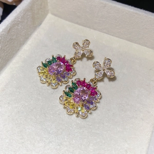 Vue macro détaillée de boucles d'oreilles fleur en zircon au design complexe