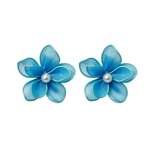 Elegant blue mesh fabric flower stud earrings with central pearl for a sweet vacation style