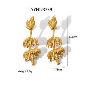 Detail of gold-plated stainless steel banana earrings showing dimensions and weight.