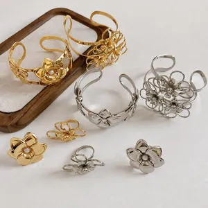 Elegante set di bracciali rigidi e anelli a fiori color oro e argento per donna moderna