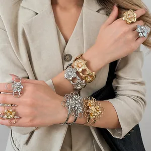 Set di gioielli con fiori in metallo oro e argento con bracciale aperto e anello