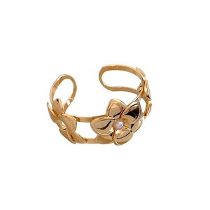 Elegante bracciale rigido in metallo dorato traforato con perle da donna