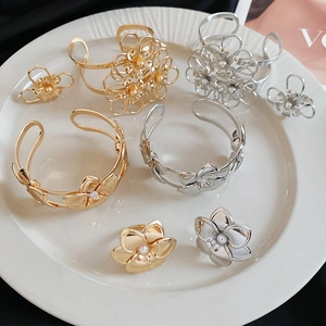 Set lussuoso di bracciale e anello a fiori in metallo oro e argento