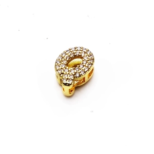 Detalle de primer plano del colgante letra Q dorado con pavé de circonitas blancas brillantes
