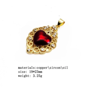 Collier avec pendentif cœur en cuivre, zircon rouge et design en dentelle dorée ajourée