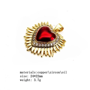 Vue macro du pendentif cœur 24x22mm avec centre émail rouge et pierres de zircon