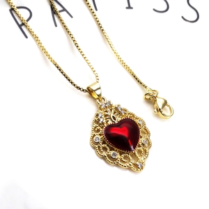 Collier chaîne box dorée avec pendentif cœur rouge et gravure filigrane ornementale